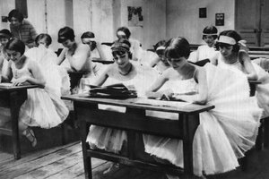 Schule junger Tänzerinnen an der Oper, Paris, 1931 von Ernest Flammarion