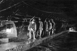 Kanalreiniger im Hauptkanal, Paris, 1931 von Ernest Flammarion