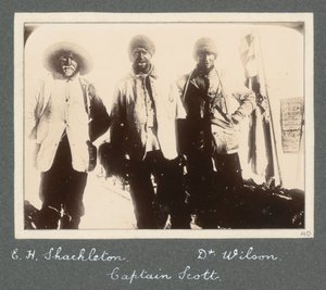 Eine Gruppenfotografie von Shackleton, Captain Scott und Dr. Wilson bei ihrer Rückkehr zur Discovery nach dem Versuch, den Südpol zu erreichen. Aus dem Album von Sir Ernest Henry Shackleton mit dem Titel National Antarctic Expedition (1901-1903)