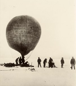 Ansicht des Kuhdarm-Ballons, der auf dem Eis mit Wasserstoff gefüllt wird. Aus dem Album von Sir Ernest Henry Shackleton mit dem Titel National Antarctic Expedition (1901-1903)