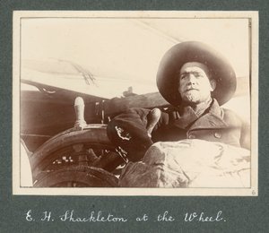 E. H. Shackleton steht am Steuer der 