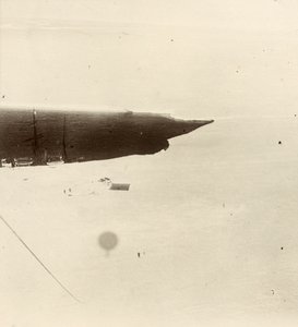 Blick vom Ballon auf das Plateau. Aus dem Album von Sir Ernest Henry Shackleton mit dem Titel National Antarctic Expedition (1901-1903) von Ernest Henry Shackleton