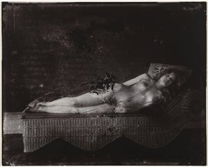Weiblicher Akt auf einer Chaiselongue von Ernest James Bellocq