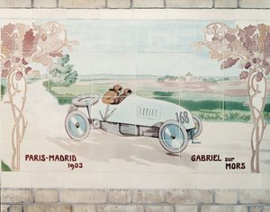 Gabriel fährt ein Mors-Auto im Paris-Madrid-Rennen 1903, bekannt als Das Todesrennen: Keramikfliesen hergestellt von Gilardoni Fils et Cie aus Paris, nach einer Zeichnung von Ernest Montaut von Ernest Montaut