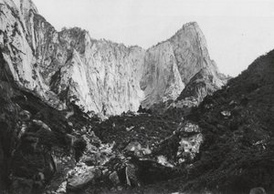 Hua Shan, Shensi, Der Zylinder des Berges der 5 Gipfel, Mittel- und Westgipfel von Ernst Boerschmann