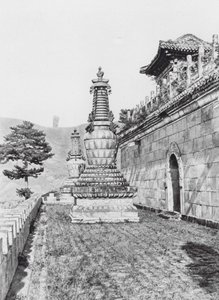 Jehol, Pu lo sze, Chihli, Terrasse im Lama-Kloster Pu lo sze von Ernst Boerschmann