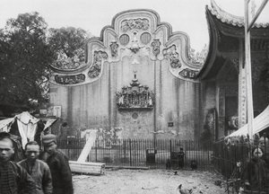 Kuangchou, Kuangtung, Tempel des Medizin-Gottes, Giebel zur Straße blickend von Ernst Boerschmann
