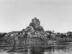 Shih pao chai, Wan yin shan, Szechuan, Dorf und heiliger Felsen am Ufer des Jangtse von Ernst Boerschmann