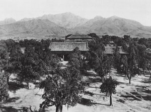 Taianfu, Tai miao, Shantung, Blick auf den heiligen Berg Tai shan über den Großen Tempel im Norden von Ernst Boerschmann