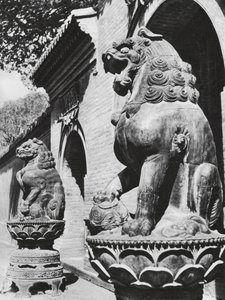 Taiyuanfu, Ta pei sze, Shansi, Bronzelöwen am Tempeleingang von Ernst Boerschmann