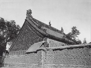 Tsing yang shu, Shantung, Halle mit glasierten Terrakotta-Reliefs im Tempel der Tai shan Göttin von Ernst Boerschmann