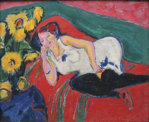 Ruhende Frau in weißem Hemd
