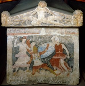 Ein griechischer Soldat wird von zwei Amazonen angegriffen. Oben, Aktäon wird von seinen Hunden verschlungen. Amazonensarkophag. Ende des 4. Jahrhunderts v. Chr. Aus Tarquinia. Florenz, Museo Archeologico