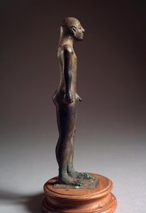 Etruskische Zivilisation: „Kouros“ Bronzeskulptur, aus Talamone, Italien, 540-530 v. Chr., Dim 21 cm von Etruscan