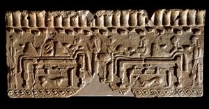 Terrakottafries mit einer Bankettszene verziert. 580 v. Chr. Dim. 24x54 cm. Aus dem Murlo-Palast. Murlo, Antiquarium Comunale