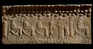 Etruskische Zivilisation: Terrakotta-Fries mit Flachreliefs von Gottheiten und sitzenden Würdenträgern. 580 v. Chr. Dim. 24x54 cm. Aus dem Palast von Murlo. Murlo, Antiquarium Comunale