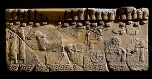 Terrakottafries mit einem Kortege dekoriert. 6. Jahrhundert v. Chr. Aus dem 2. Palast von Murlo. Dim. 24x39 cm Murlo, Antiquarium Comunale