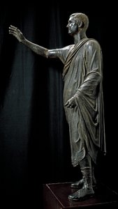 Römisch-etruskische Kunst: Bronzestatue von Aulo Metello, genannt der Redner - 80 v. Chr., aus Pila bei Perugia, Höhe 179 cm - Florenz, Museo Archeologico - Porträt von Aule Metele (Aulus Metellus), auch bekannt als Der Redner - Römisch-etruskische Bronze
