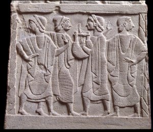 Tanzszene, Flachrelief aus Marmorgrabstein