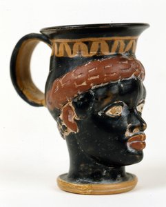Etruskische Vase in Form eines schwarzen Männerkopfes. Museo Nazionale de Tarquinia