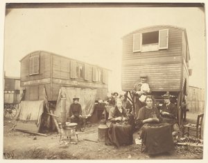 Roma vor ihren Wagen sitzend von Eugène Atget