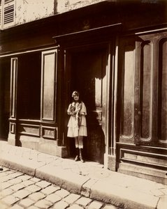 [Versailles, Bordell, kleiner Platz, März 1921] von Eugène Atget