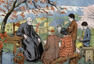 Ein Priester und zukünftige junge Leute, die ihre Kommunion empfangen werden, in einem Garten