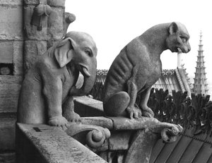 Elefanten- und Löwenwasserspeier von der Balustrade der Grande Galerie der Westfassade, Replik eines Originals aus dem 12. Jahrhundert (Stein)