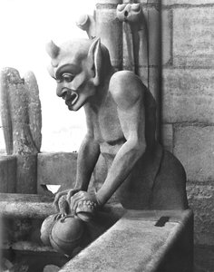 Wasserspeier von der Balustrade der Grande Galerie, Teufel, der eine Kröte hält, Replik eines Originals aus dem 12. Jahrhundert (Stein) von Eugene Emmanuel Viollet le Duc