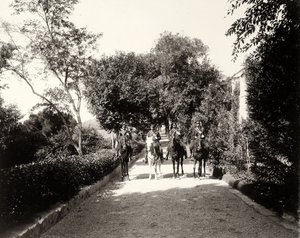 Eine Gruppe uniformierter Männer zu Pferd auf dem Bauernhof Lo Zucco, Sizilien, um 1900