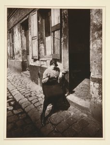 La Villette, Straßenmädchen wartet auf einen Kunden, 19. Arrondissement, April 1921 von Eugène Atget
