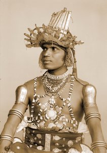 Porträt eines sri-lankischen Tänzers mit geprägtem Silberhelm, ca. 1890 von Eugène Trutat