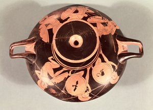 Attische rotfigurige Schale, die kauernde Hopliten darstellt