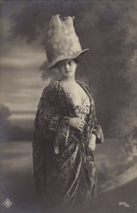 Attraktive junge Frau mit einem seltsamen Hut von European Photographer