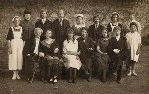 Gruppenporträt junger Menschen in Kostümen von European Photographer