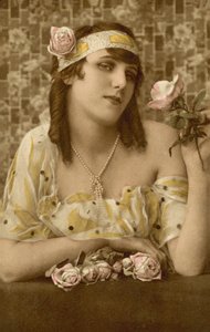 Frau posiert mit Blumen von European Photographer