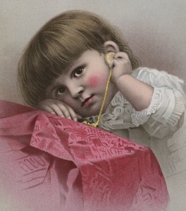 Braunhaariges, großäugiges Kind, das dem Ticken einer goldenen Uhr lauscht von European School