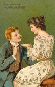 Mann macht einer jungen Frau einen Heiratsantrag, kurz bevor er ihr einen Ring an den Finger steckt von European School