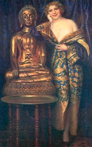 Halbnackte Frau in einem Gewand neben einer goldenen Buddha-Statue