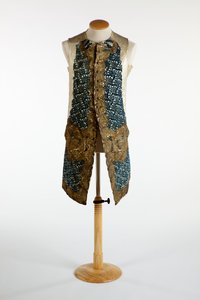 Weste, dekoriert mit Goldmetallfaden, blauer Chenille und Pailletten, ca. 1750-70