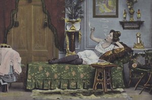 Frau raucht auf einer Chaiselongue