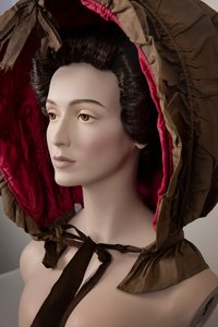 Braune Seidenhaube einer Frau mit rosa Seidenfutter, ca. 1760er Jahre (Seide) von European School