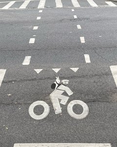 Fahrradweg-Beschilderung auf der Straße von Evan Sklar