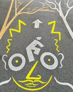 Radfahrer und Beschilderung, ca. 2020-24 von Evan Sklar