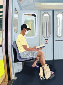 Mann in gestreiften Shorts liest Buch in der U-Bahn von Evan Sklar