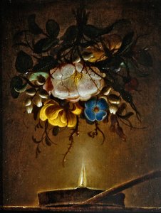 Ein Stillleben mit einem Blumenstrauß, der in der Nähe einer Kerze hängt