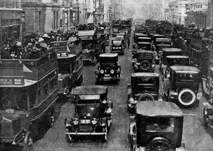 Verkehr auf der 5th Avenue, gesehen von einem Kontrollturm, New York City, USA von Ewing Galloway