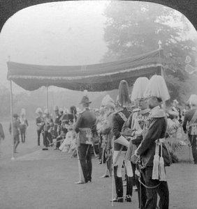 Der König überreicht Krönungsmedaillen, Buckingham Palace, London