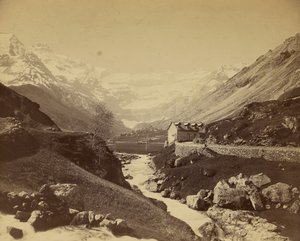 Fluss durch Bergtal