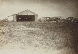 [Flugzeuge auf einem Feld] von Fedele Azari